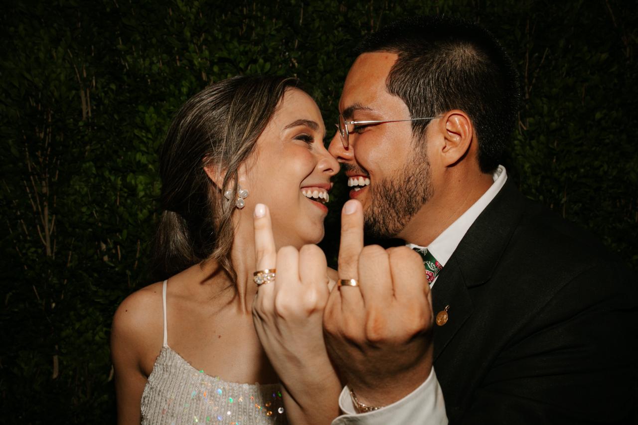 Ricardo y su pareja mostrando sus anillos